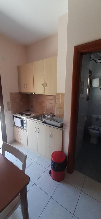 Savvas Apartments ปลีตรา ภายนอก รูปภาพ